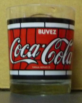 3702-3 € 4,00 coca cola glas rood zwart glas en lood motief.jpeg